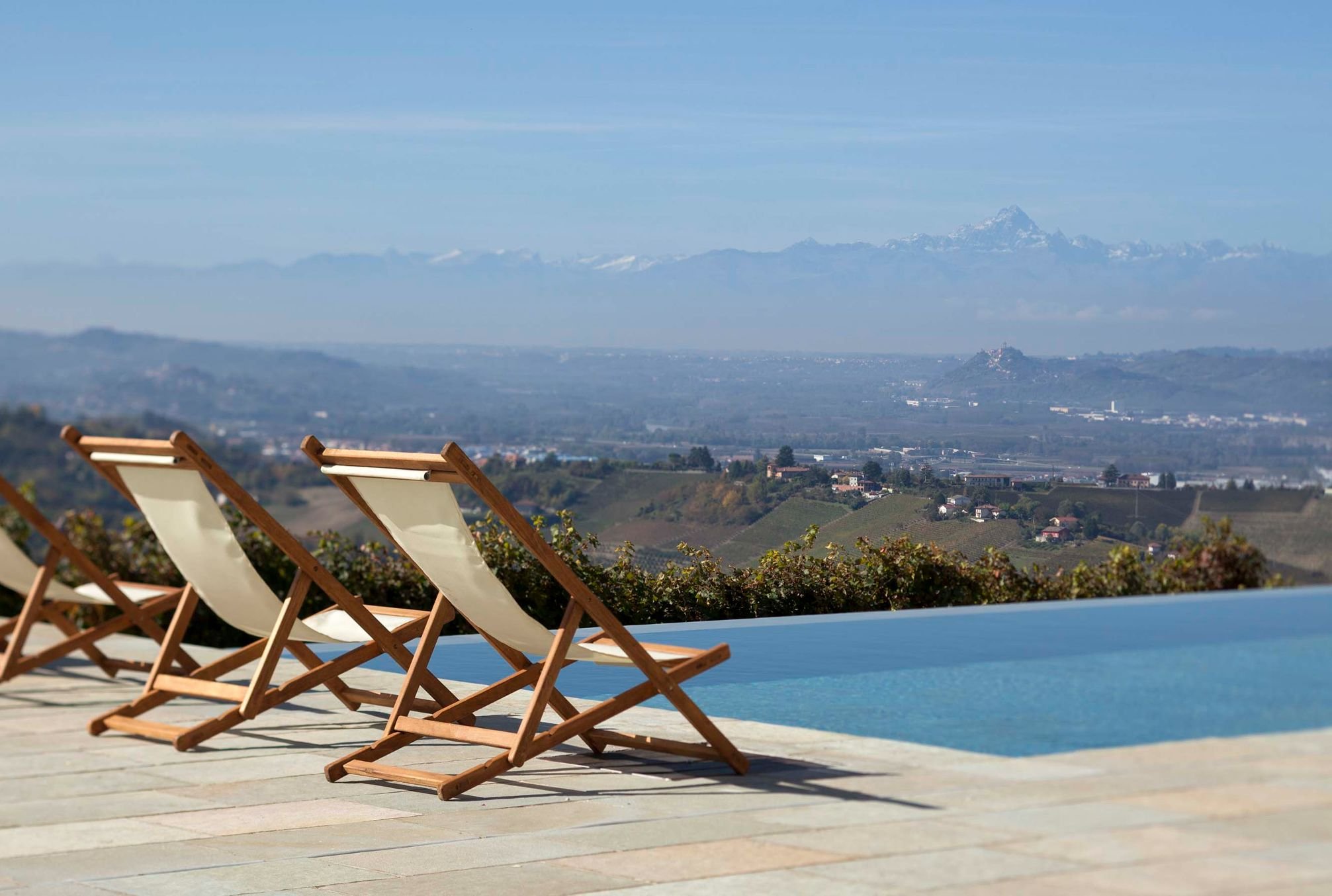 good-trips_Dai Gresy_Agriturismo_Langa_Panorama_Vista_Vineyard_Barbaresco_Piscina_Pool_Sdraio_Monviso.jpg